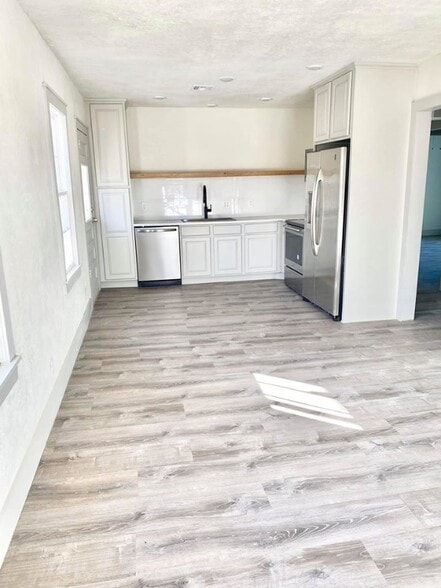 Building Photo - 805 N Broadway St