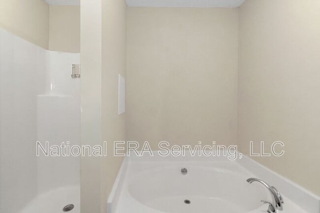 Building Photo - 30 Oaklake Ct