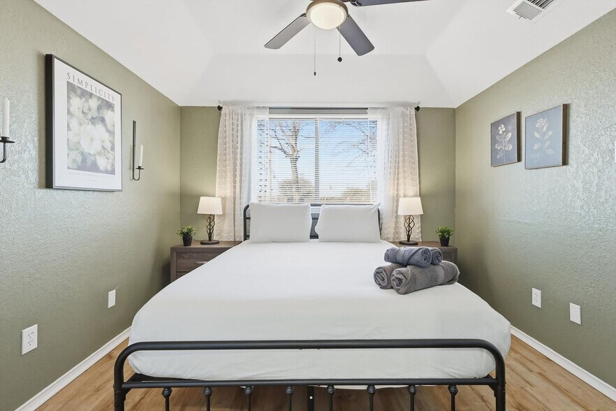 Building Photo - 2160 E Arkansas Ln