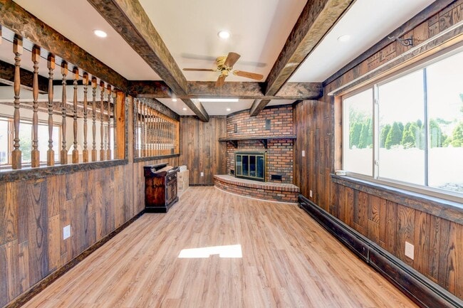 Building Photo - 815 3rd St