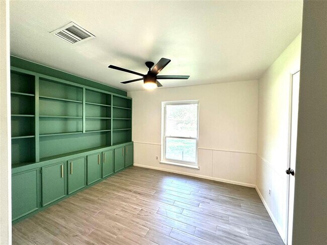 Building Photo - 3007 Broadmoor Dr