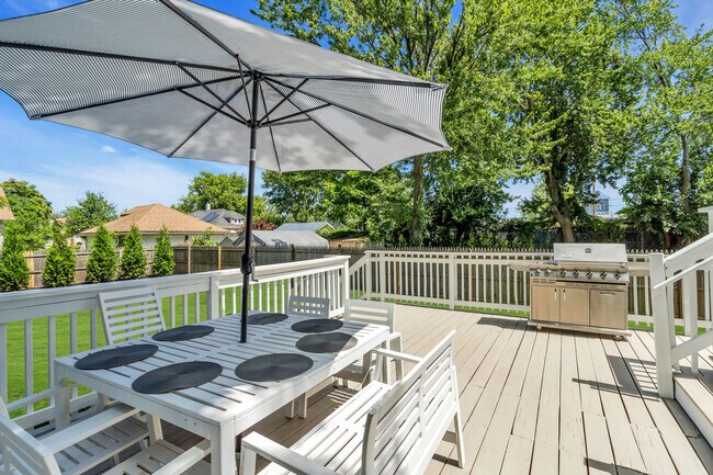 Building Photo - 1205 7th Ave