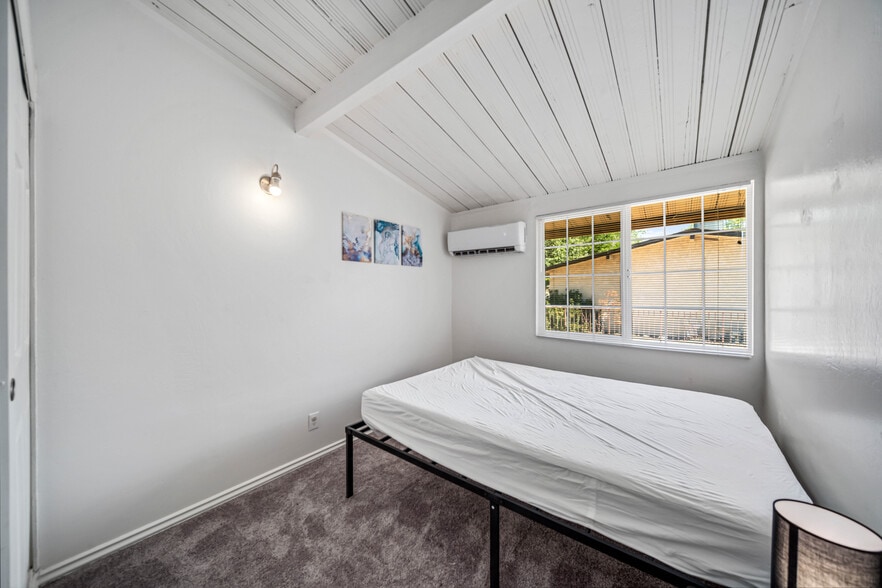 Rooms for Rent-Room 3 - 45426 10th St W