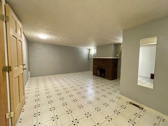 Building Photo - 4 Bedroom - PRE-LEASE FOR JUNE