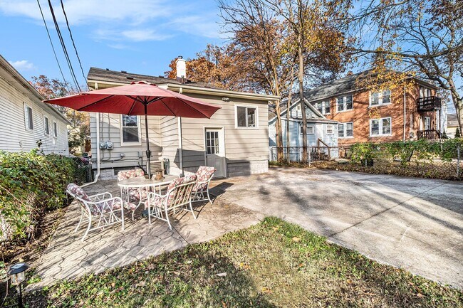 Building Photo - 3 BED 2 BATH BUNGALOW STYLE HOME IN FERNDALE ------ W. CHESTERFIELD