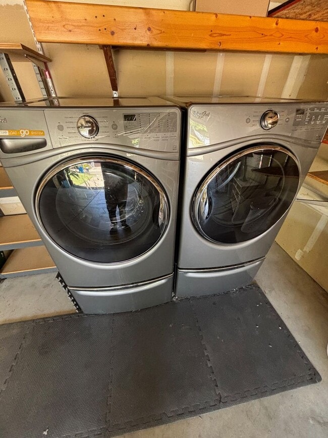 Building Photo - 4 bedroom 2.5 Bathroom Skyhawk Single Fami...