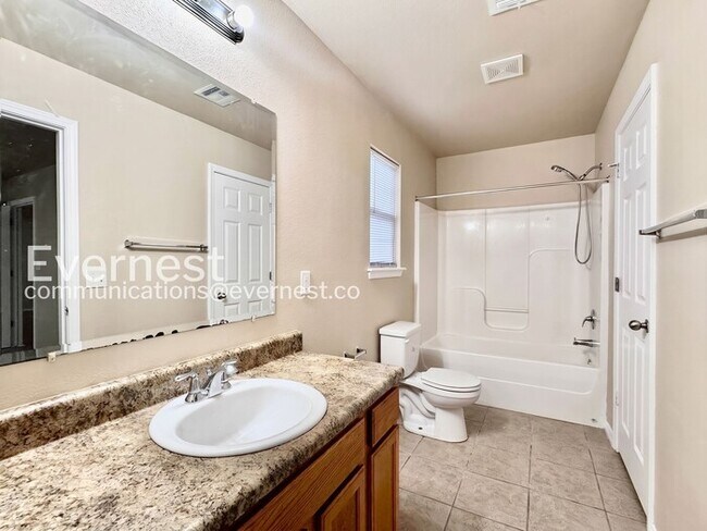 Building Photo - 3 Bed/2 Bath Home with Garage / Pet-Friendly / Available Now!