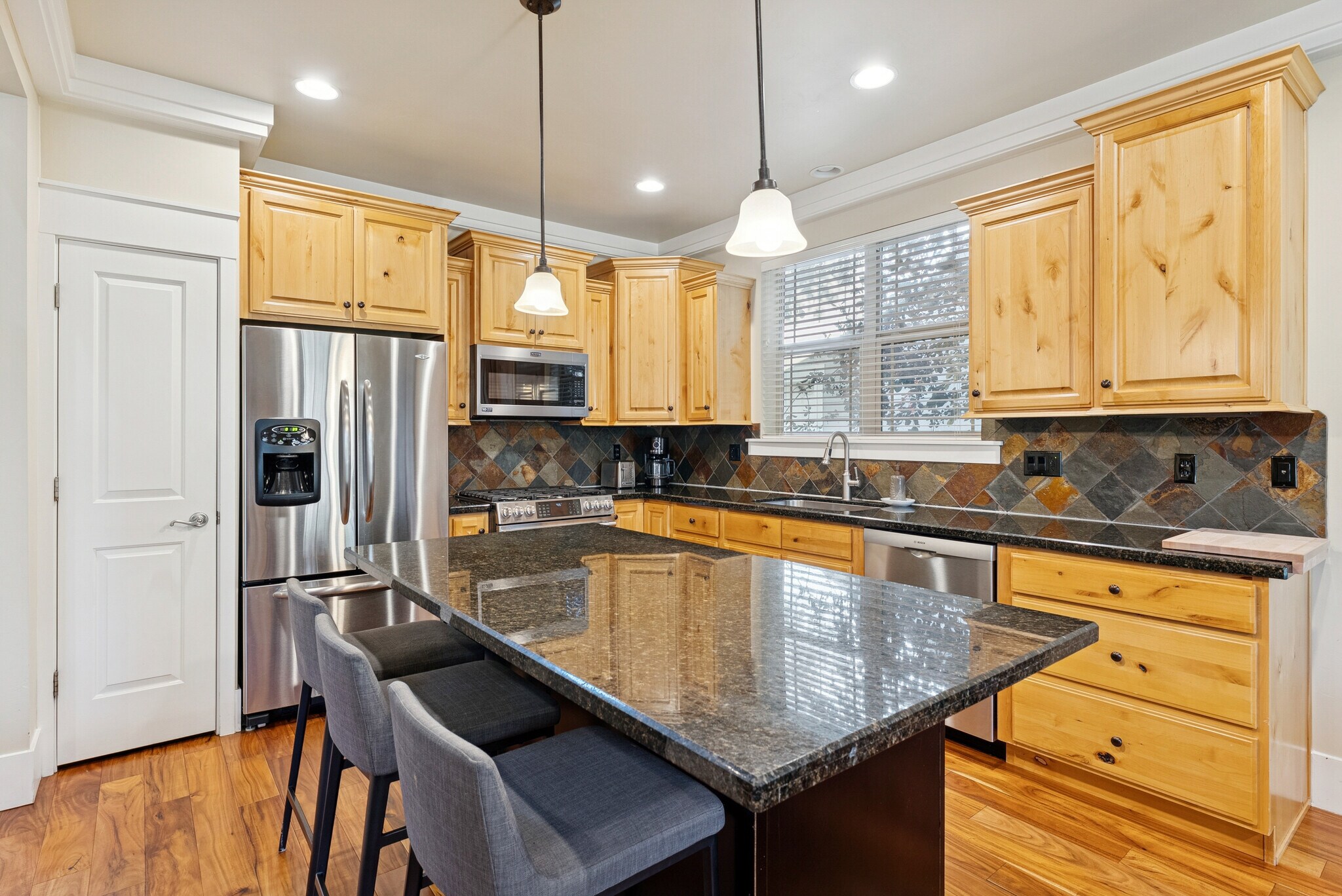 Building Photo - 541 Craftsman Way