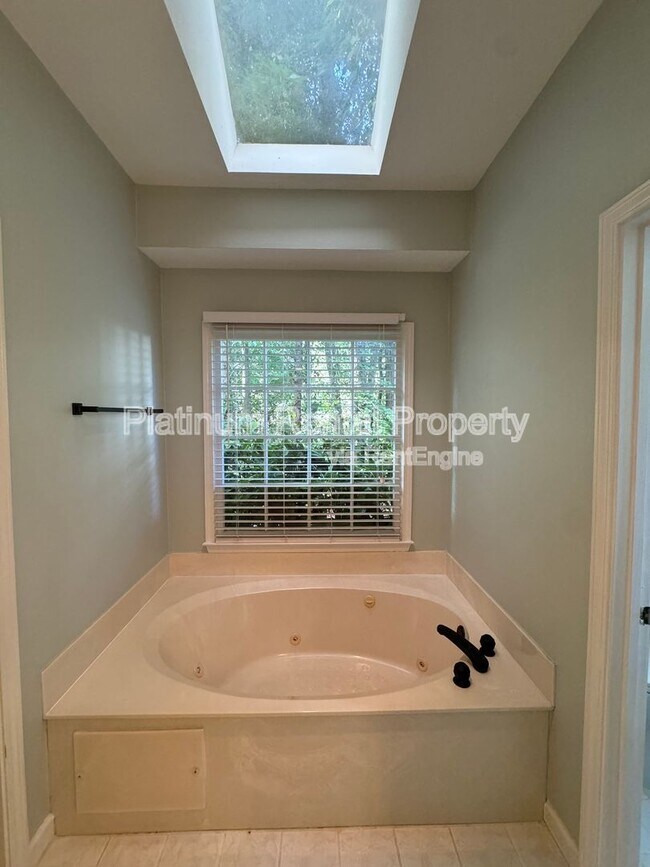 Building Photo - 1702 Stonegate Way SW