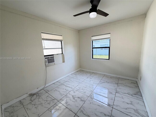 Building Photo - 2571 NW 13th Ct