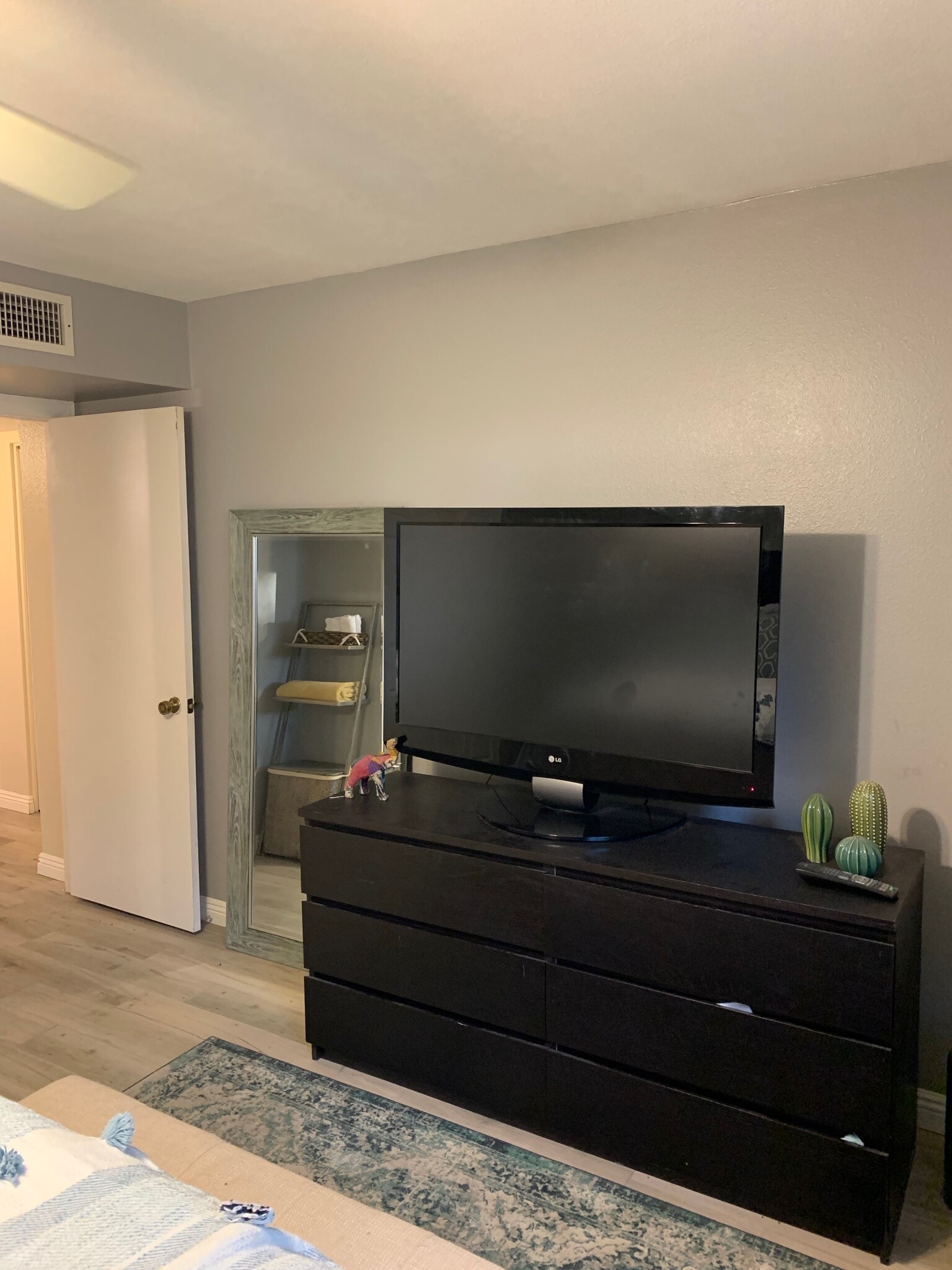 Guest Room - 5945 E Thomas Rd