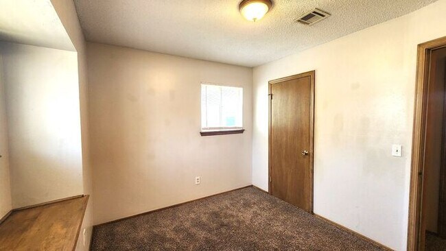 Building Photo - 3 Bed 1 Bath 1 Car Garage in the Leonhardts Oak Ridge Addition in Del City