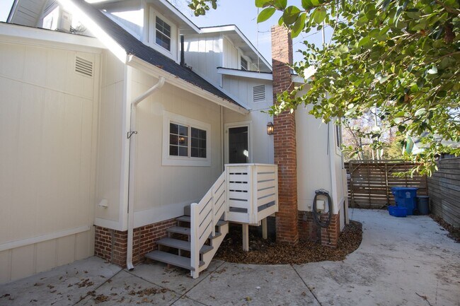 Building Photo - 3 Bedroom, 2.5 Bathroom in Shandon - The F...