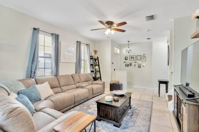 Building Photo - Great Townhouse in Gated Community