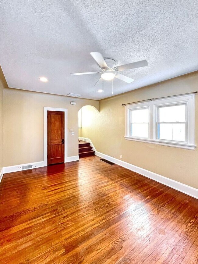 Building Photo - Charming 3-Bedroom Home / Pet-Friendly / V...