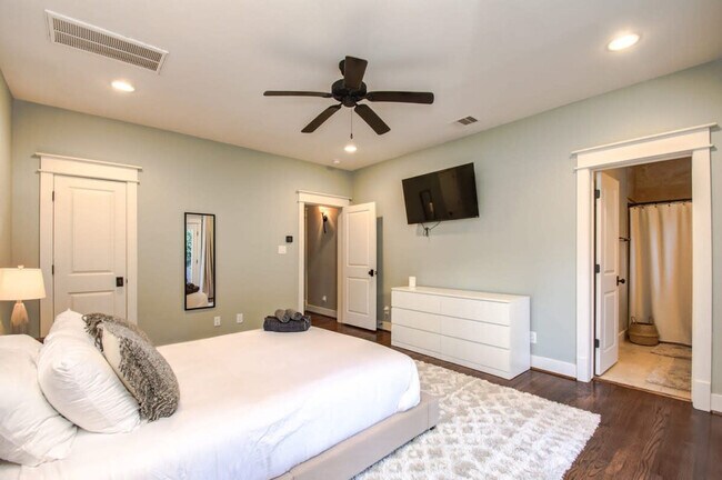 Building Photo - 2323 Woodhead St