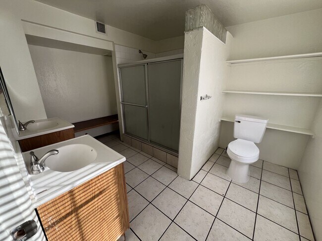 Building Photo - Lovely 4 Bedroom 2 Bath Home on Southwest ...