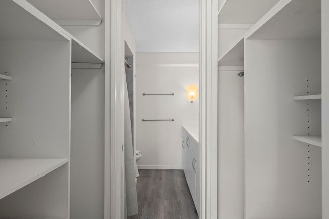 Building Photo - Beautifully upgraded 1-bedroom, 1-bath with Parking $2,300 includes utilities & WIFI