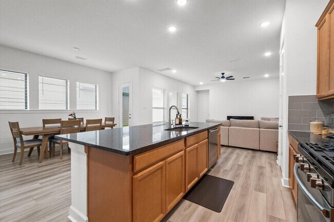 Building Photo - 1511 Emma Lk Dr
