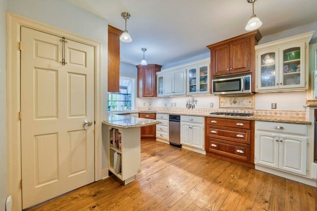 Building Photo - Beautiful 4 bedroom home in University Heights! Don't miss this one!