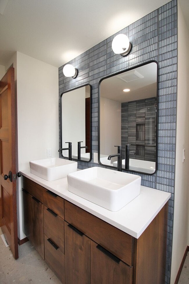 Building Photo - 2890 SW 89th Ave