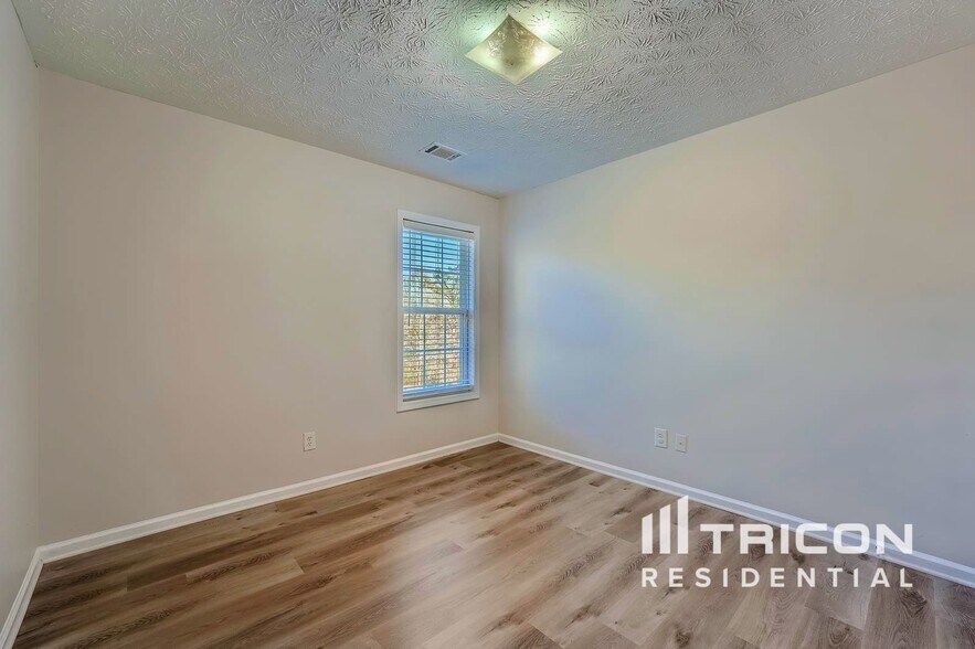 Building Photo - 1504 Riverglen Dr