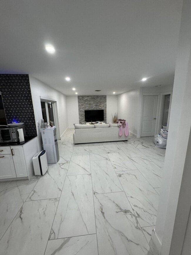 Building Photo - 112 Parkwood Dr