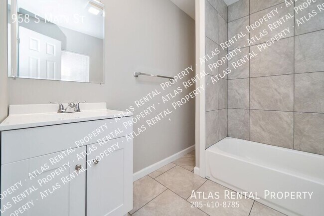 Building Photo - 958 S Main St