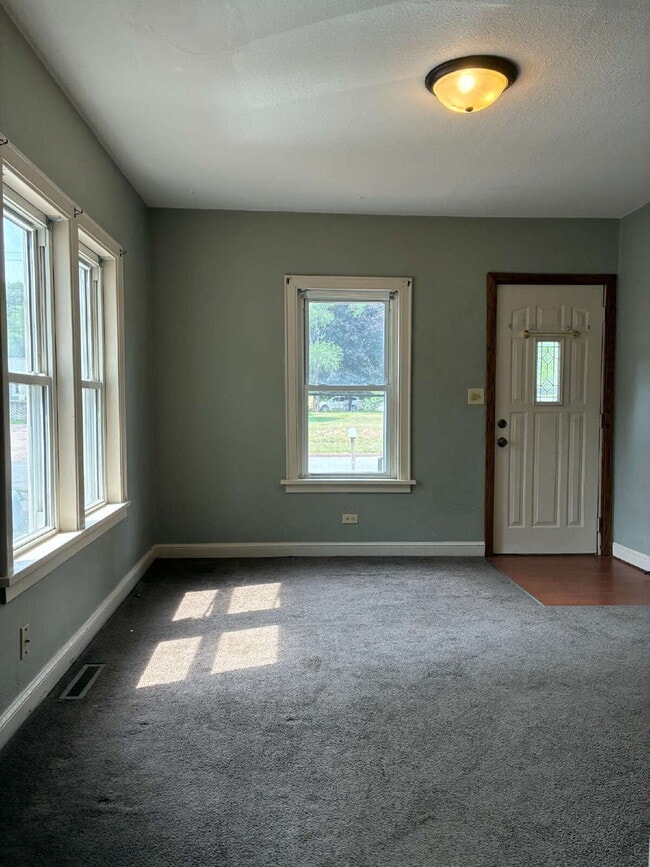 Building Photo - 1 Bedroom, 1 Bathroom, Additional Bonus Room and Detached Garage