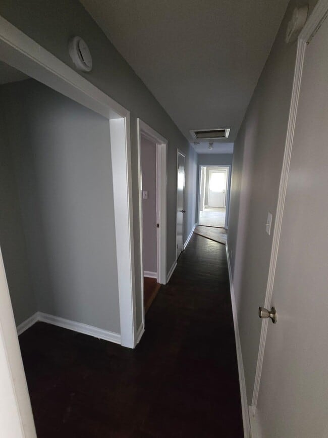 Building Photo - 204 Greenlaw Ave