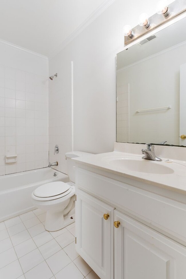 Building Photo - Quiet Neighborhood in a Conveniently Locat...