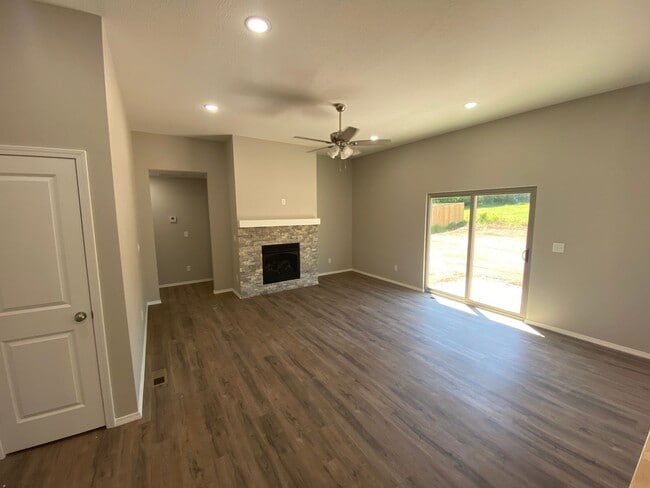 Building Photo - Brand New Home!!