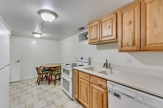 Building Photo - 2 Bedroom Basement Unit For Rent!