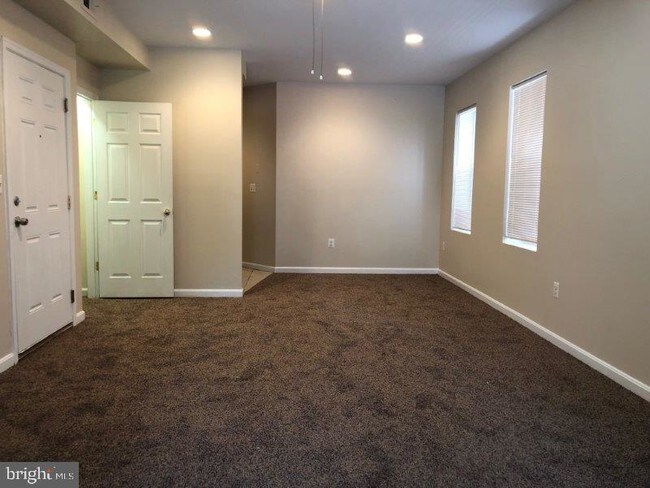 Building Photo - 2419 Callow Ave