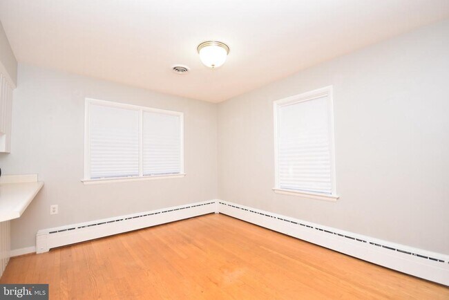 Building Photo - 204 W Locust St