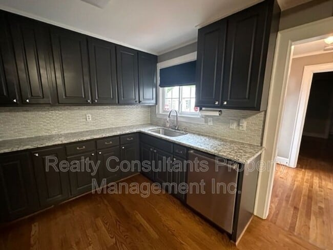 Building Photo - 519 Dick St