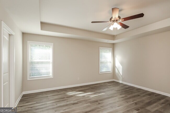 Building Photo - 900 Walnut Woods Dr