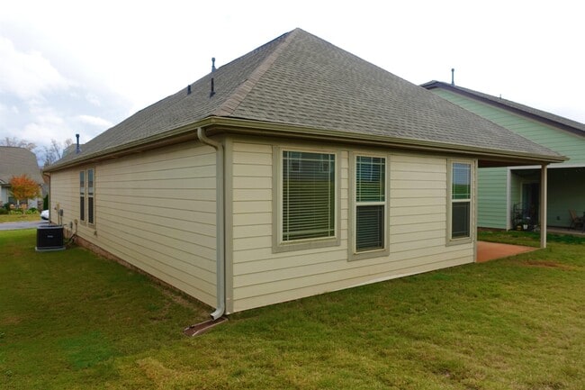 Building Photo - 176 Bur Oak Dr