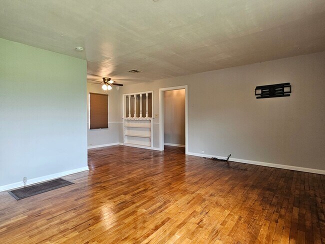 Building Photo - Welcome to this charming 3 bedroom, 1.5 ba...
