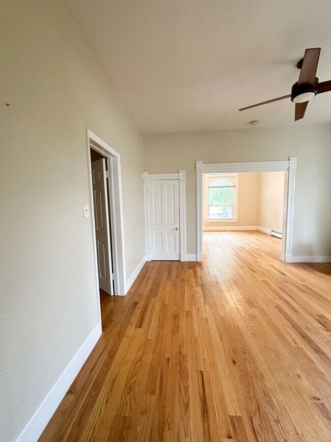 Building Photo - Adorable Sloan's Half Duplex