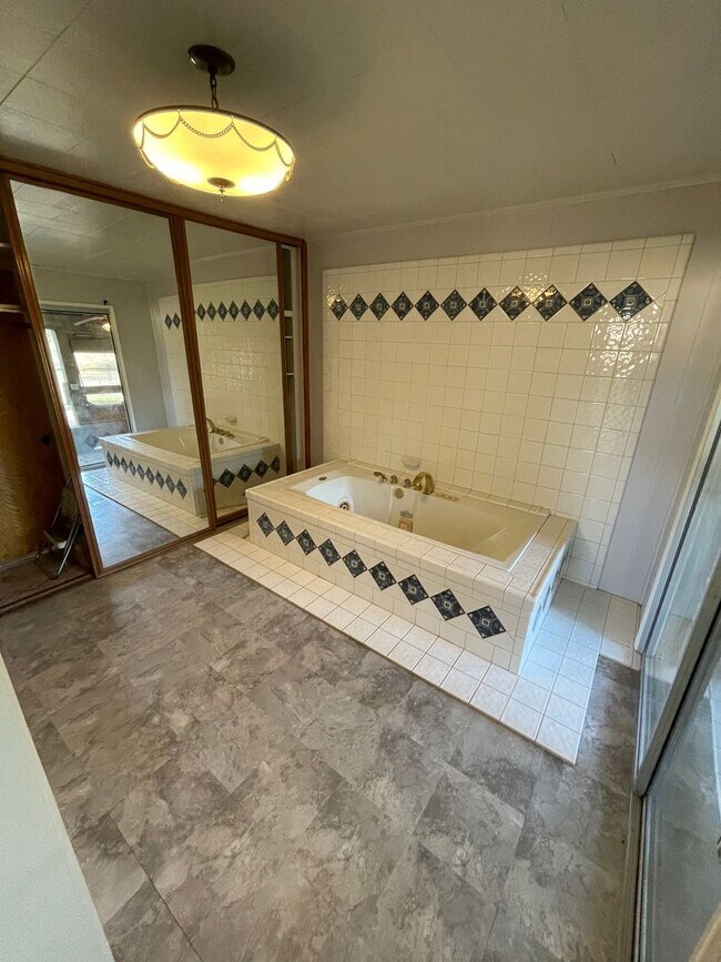 Building Photo - Butte Valley 3 bed 2 bath home, Privacy, n...