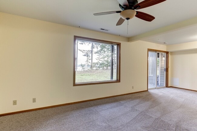 Building Photo - 3 Bedroom 2.5 bathroom nestled in woods with water view