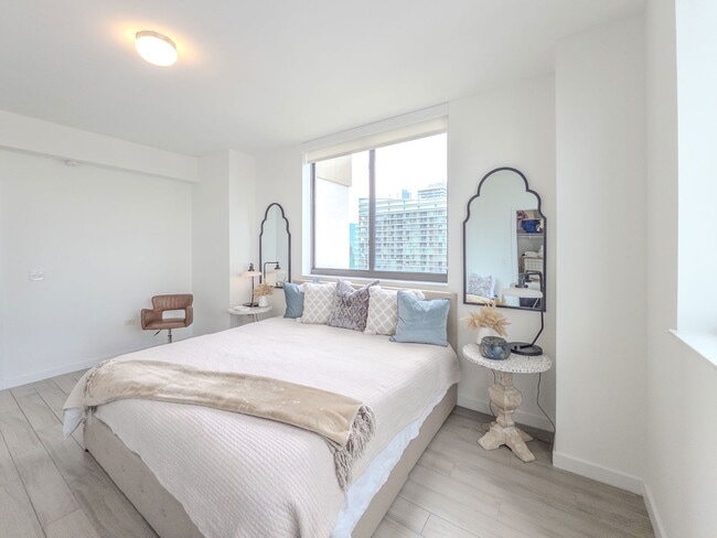 Building Photo - 999 SW 1st Ave