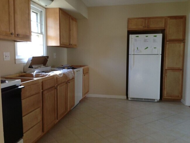 Building Photo - Spacious 3Bed/2Bath