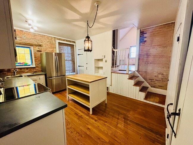 Building Photo - 552 S 6th St