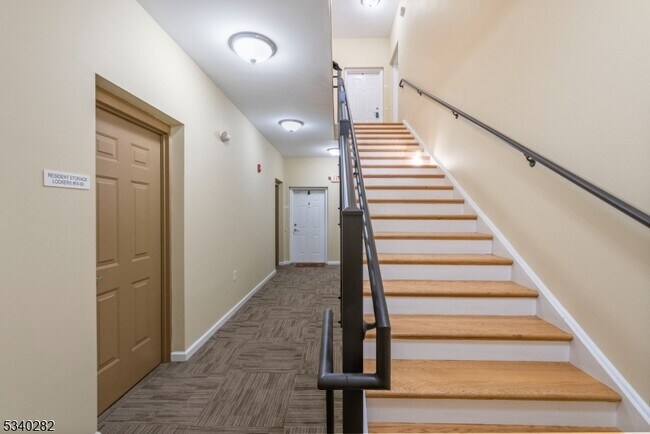 Building Photo - 37 Park Dr