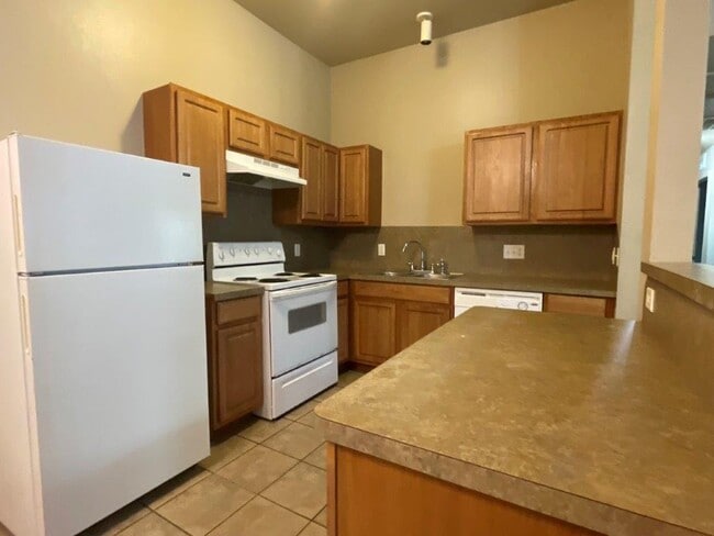 Building Photo - 3607 Vanguard Dr