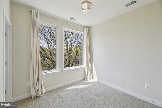 Building Photo - 5627 45th Ave