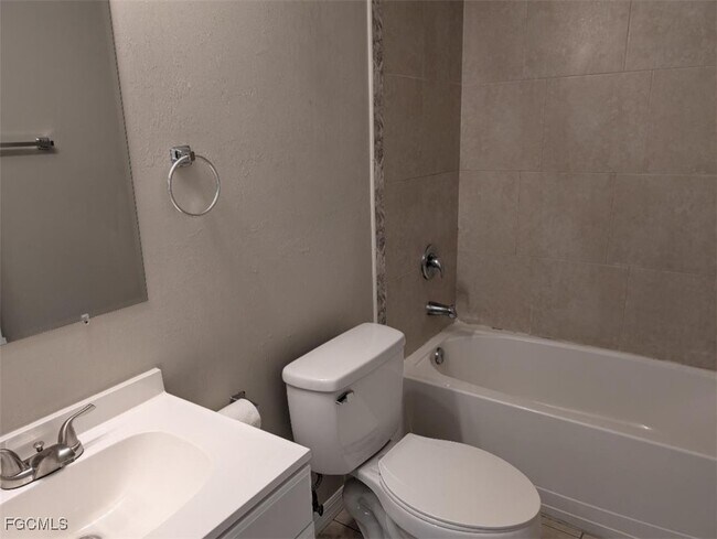 Building Photo - 3702 SE 9th Pl