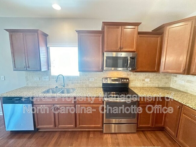 Building Photo - 3520 Larkhaven Ave SW